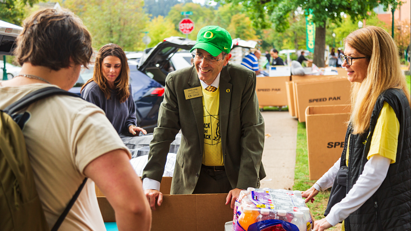 Provost Chris Long helps new students move in